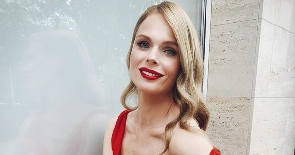 Урок этикета: Ольга Фреймут подсказала, можно ли прихорашиваться на людях