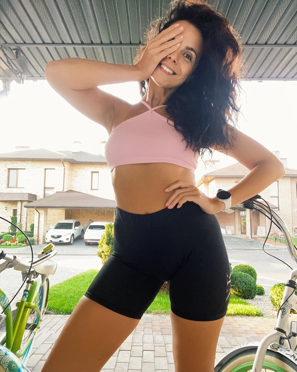 Настя Каменских похвасталась спортивным телом