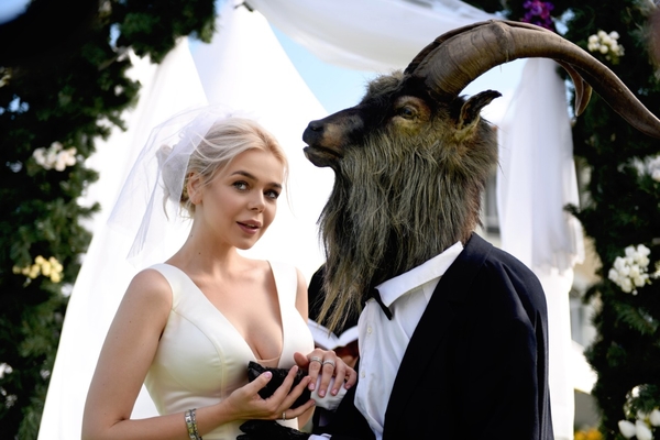 “Голый Король”: В новом клипе Алину Гросу “застукали” в постели с козлом