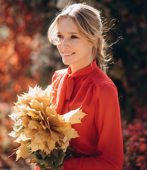 Катя Осадча в ярком платье прогулялась по осеннему парку