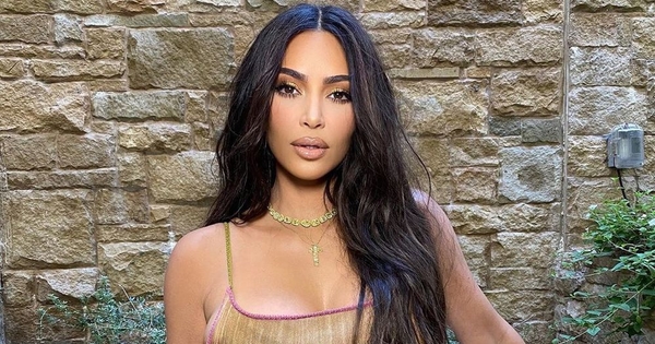 Ким Кардашьян похвасталась пышными формами обтягивающем боди