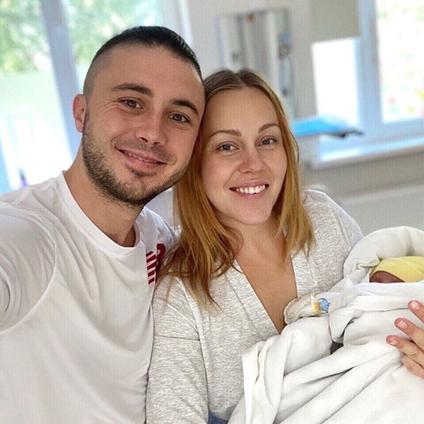 Alyosha гуляет в парке с новорожденной дочкой