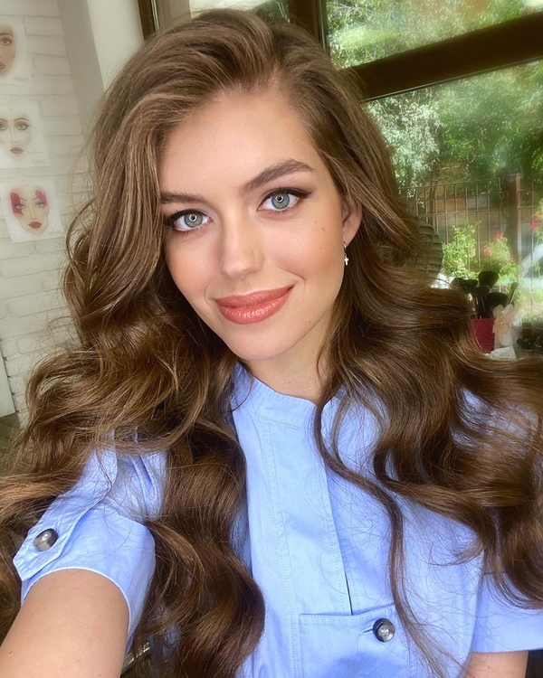 "Красота невероятная": Жена Комарова снялась в полупрозрачном наряде