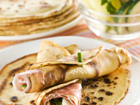 Праздничный салат с яичными блинами и курицей