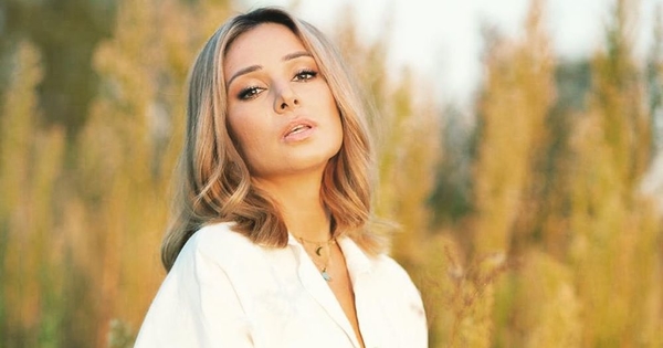 Злата Огневич в прозрачной ночнушке соблазнительно позировала в постели