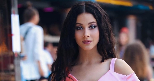 Экс-"ВИА Гра" Анастасия Кожевникова сменила прическу: Как сейчас выглядит певица