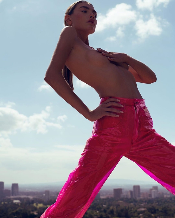 Алина Байкова снялась топлес в новой фотосессии