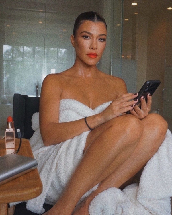 Пикантные фото Кортни Кардашьян: в махровом полотенце на голое тело