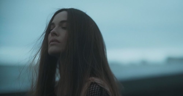 В легких платьях и сильном холоде: Даша Астафьева сняла клип в Исландии