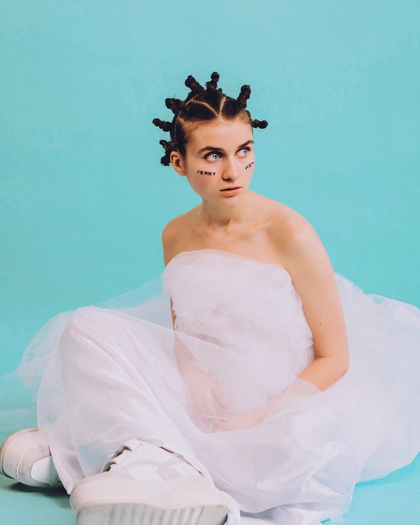 Jerry Heil выпала из авто, напевая свою новую песню - видео