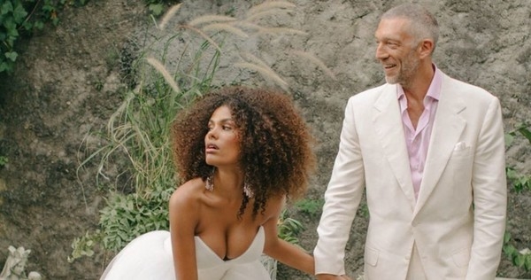 Через 5 месяцев после родов: 23-летняя Кунаки засветила фигуру в мини