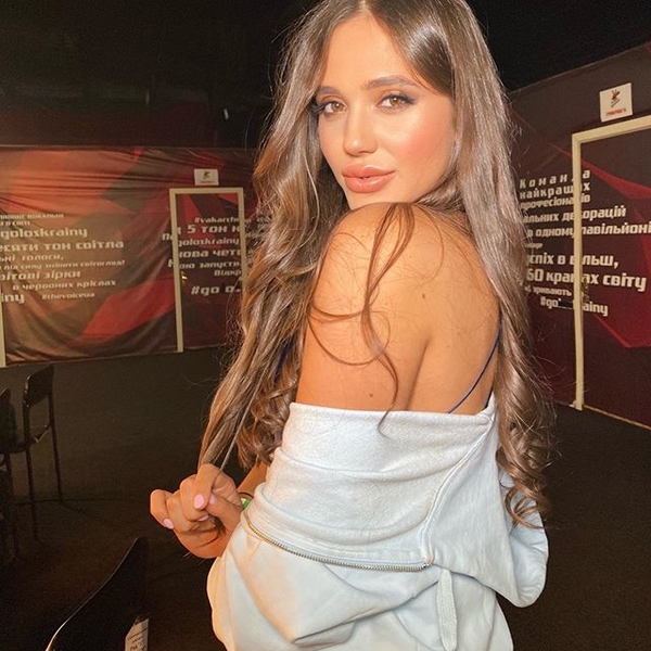 «Еще один холостяк в коллекцию»: Даша Ульянова в объятиях Мельника