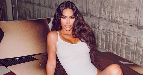 Ким Кардашьян в бикини соблазнительно позировала в воде