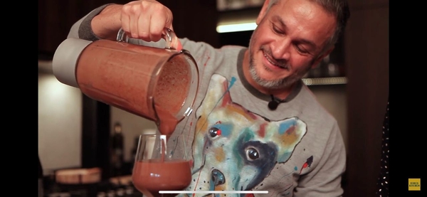 Три полезных смузи от судьи "МастерШеф" Эктора Хименес-Браво