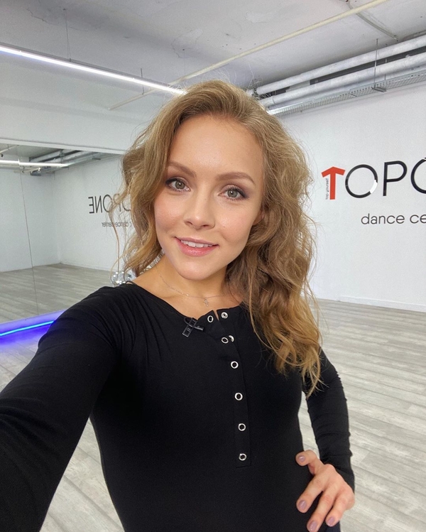 Алена Шоптенко показала, как сын учит ее стоять на голове