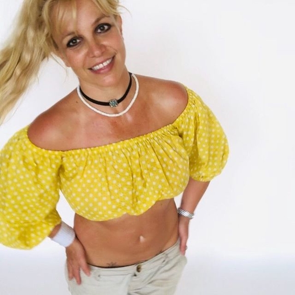 Бритни Спирс озадачила фанатов странными подписями к фото