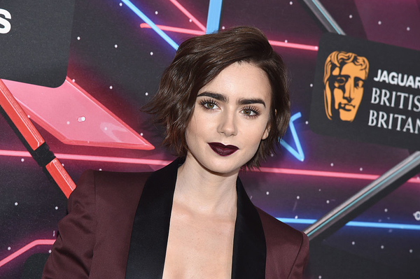 Лили Коллинз выходит замуж: Актриса показала помолвочное кольцо