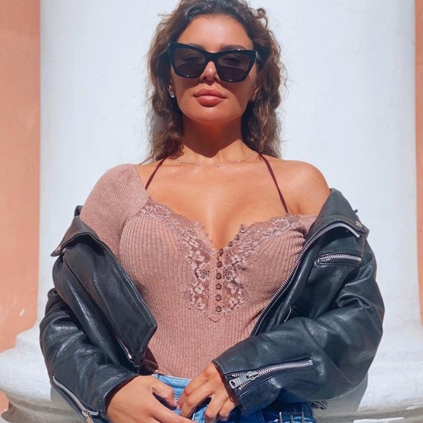 Жаркий кадр: Экс-ВИАгра показала пышную грудь в тесноватом платье