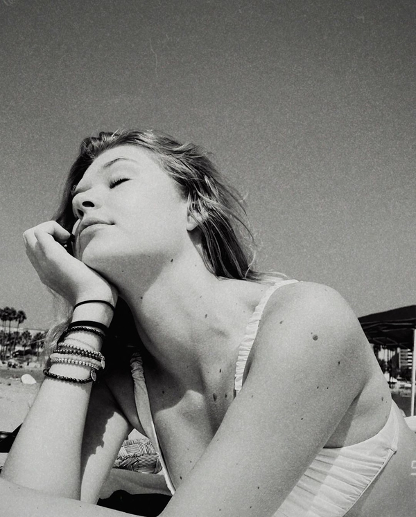 Дочь Веры Брежневой устроила пикантную фотосессию в бикини