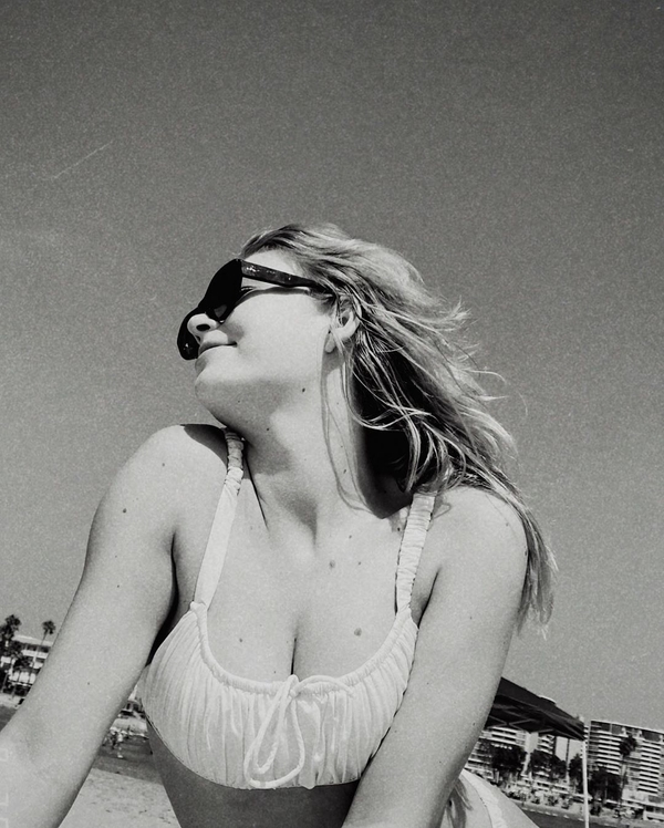 Дочь Веры Брежневой устроила пикантную фотосессию в бикини