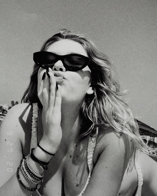 Дочь Веры Брежневой устроила пикантную фотосессию в бикини