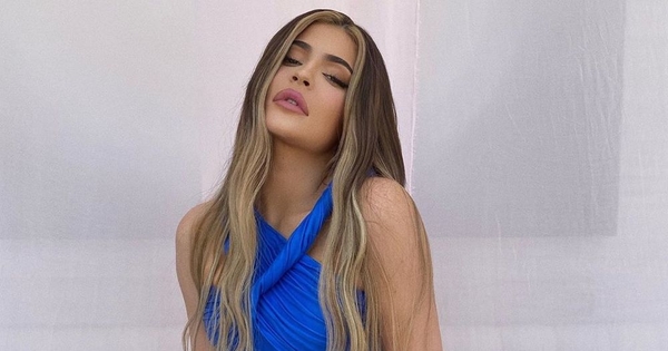 Кайли Дженнер засветила пышные формы в ярком бикини