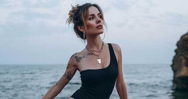 Пикантный кадр: MamaRika снялась в белье и с бутылкой игристого вина