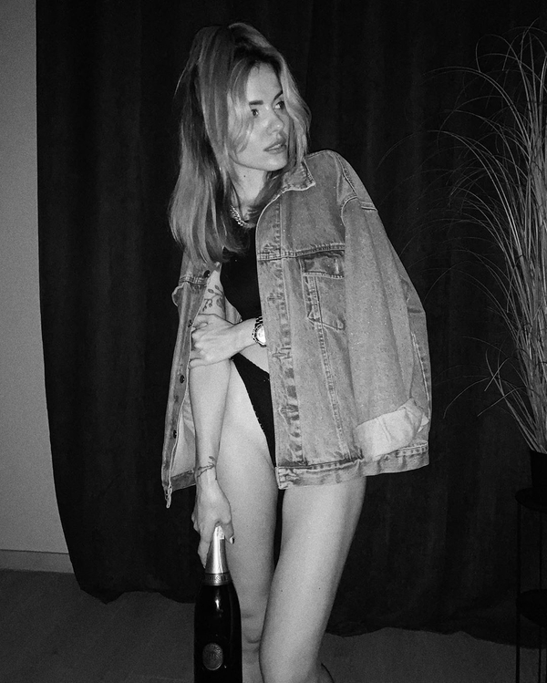 Пикантный кадр: MamaRika снялась в белье и с бутылкой игристого вина