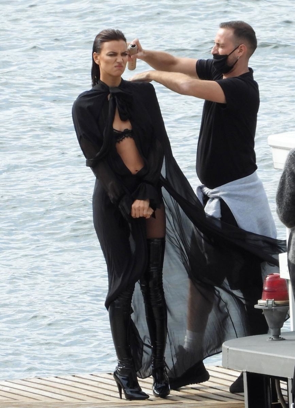 Ирина Шейк не влезла в одежду на гламурной фотосессии