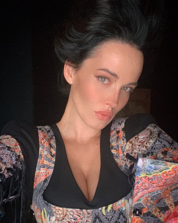 Даша Астафьева в откровенной фотосессии показала обнаженную грудь