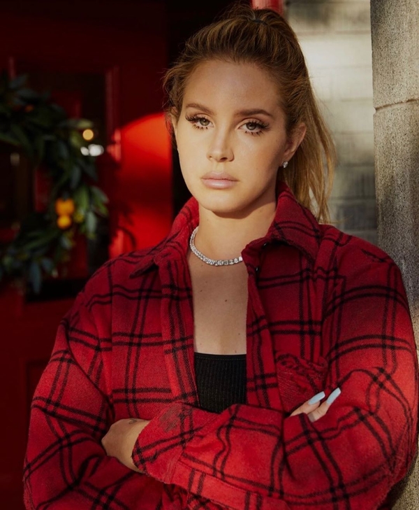 Лану Дель Рей раскритиковали поклонники из-за сетчатой маски для лица