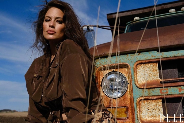 Эшли Грэм засветила растяжки и целлюлит на фото с ребенком