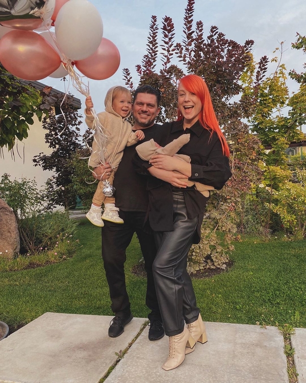 Милое фото: Светлана Тарабарова показала, как гуляет с маленькой дочкой