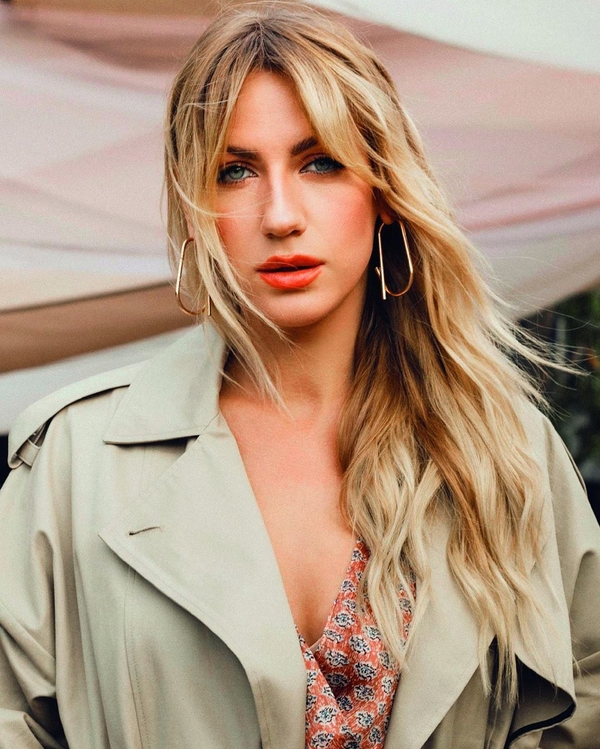 На свежем фото Леси Никитюк с моря рассмотрели округлый животик