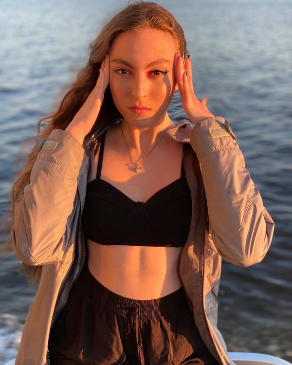 Дочь Оли Поляковой поделилась страстным фото со своим парнем