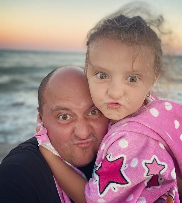 «Какая талантливая»: Юрий Ткач со своей дочкой спели в машине – видео