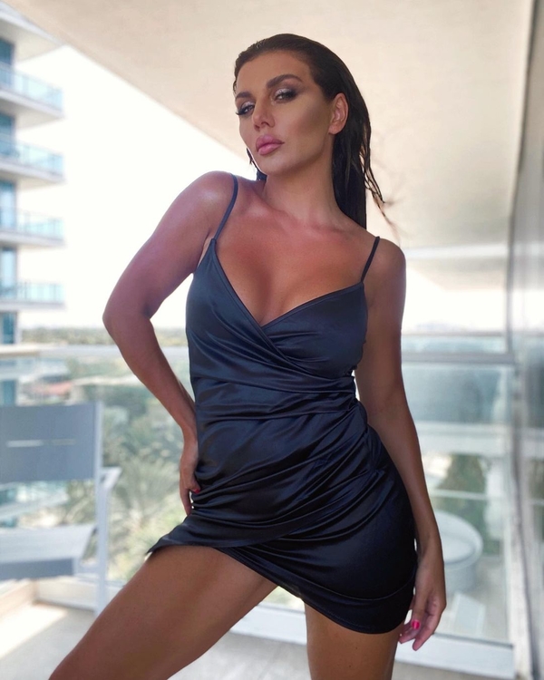 Анна Седокова показала аппетитные формы в облегающем платье - фото