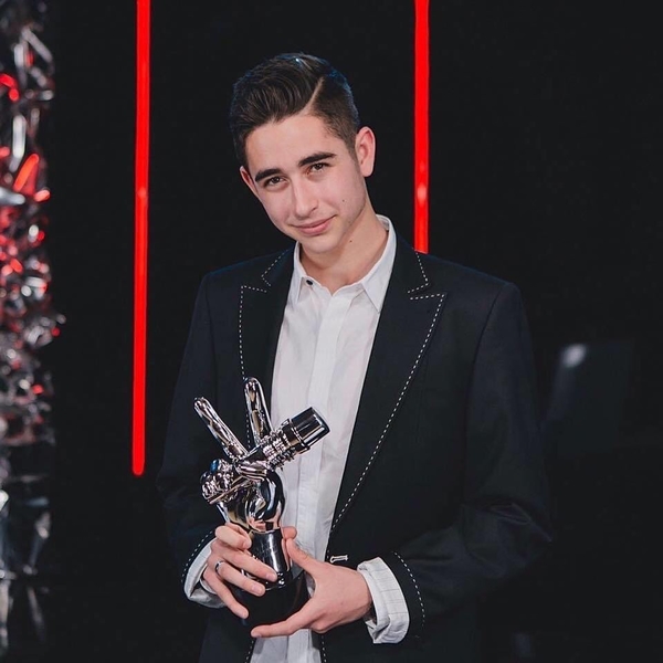 Победитель "Голосу країни 10" Роман Сасанчин показал свою девушку Иванну