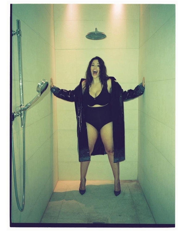 Пышнотелая Эшли Грэм в нижнем белье устроила фотосессию в миланском отеле