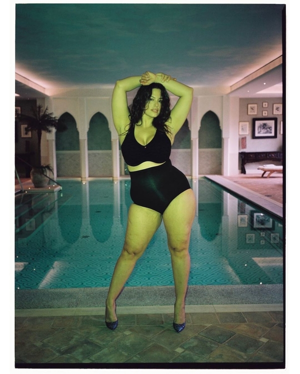 Пышнотелая Эшли Грэм в нижнем белье устроила фотосессию в миланском отеле