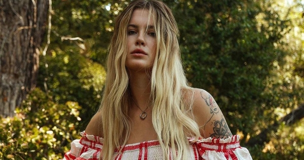 24-летняя дочь Ким Бейсингер снялась в прозрачном белье