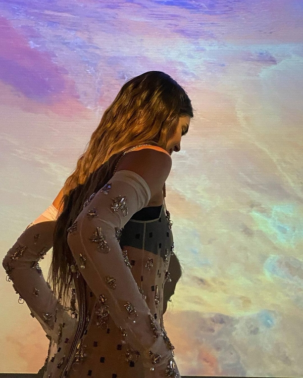 Одна из самых известных моделей мира снялась в прозрачном платье