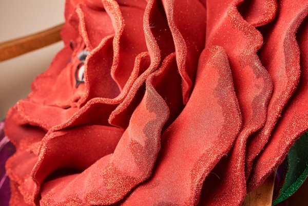 Шоу "МАСКА": Головной убор для персонажа Розы создавали более 300 часов