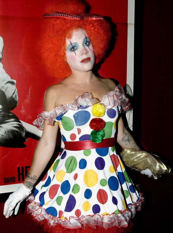 Хэллоуин близко: эффектные идеи для макияжа от звёзд