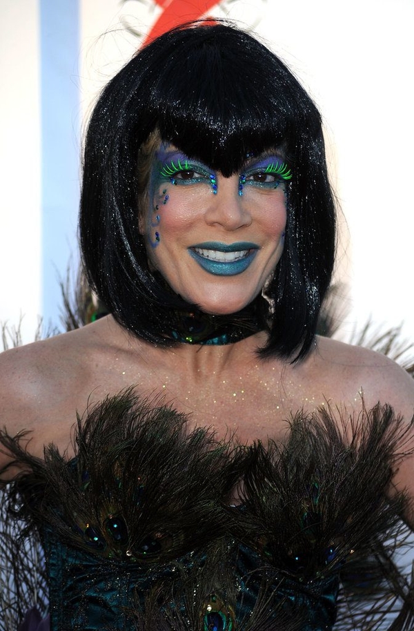 Хэллоуин близко: эффектные идеи для макияжа от звёзд