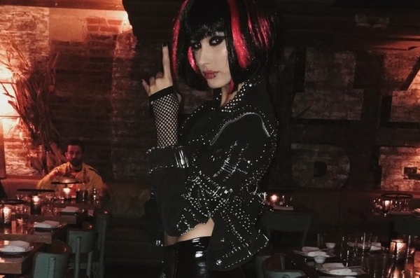 Хэллоуин близко: эффектные идеи для макияжа от звёзд