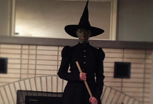 Хэллоуин близко: эффектные идеи для макияжа от звёзд