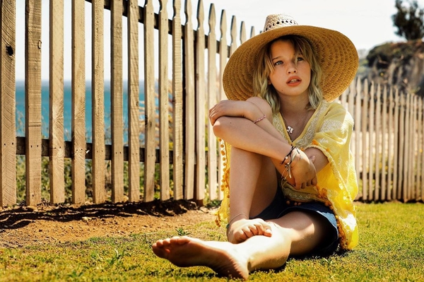 С яркой помадой и на высоких каблуках: Дочь Миллы Йовович поразила новым фотосетом