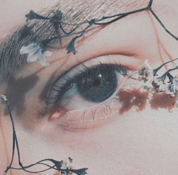 Это не линзы: как выглядит женщина с самым редким в мире цветом глаз