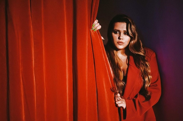 Солистка KAZKA снялась в образе невесты с битой в новом клипе "Мало"